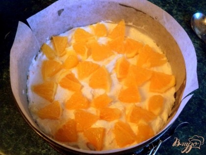 На дно формы поместить один пласт бисквита, сверху налить &#189; крема суфле. Половину апельсина почистить от кожица, разделить на дольки и порезать кусочками. Выложить апельсин на крем-суфле и залить оставшимся кремом. Сверху накрыть вторым пластом бисквита.