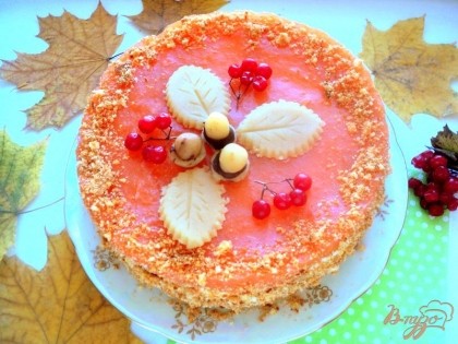 Бока торта обсыпать крошкой из бисквита, верх украсить листиками и желудями из марципана и ягодками калины или смородины.