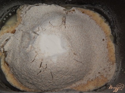 В ведёрко хлебопечки наливаем тёплую воду. Её температура должна быть 36- 38* воду. В неё добавляем яйцо, растительное масло. Насыпаем ржаную муку, сахар, соль.