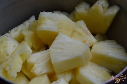 Кусочки ананаса взбить блендером до состояния пюре.