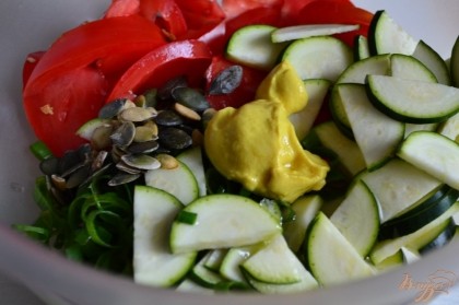 Сложить в салатник, добавить дольки помидор, семечки тыквы и горчицу.Перемешать и посолить по вкусу.