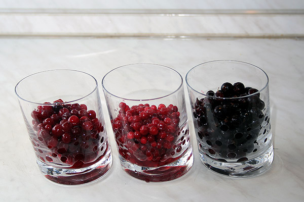 Ягоды вымыть и дать воде стечь, если ягоды используете замороженные, то предварительно дать им 30 минут постоять в комнатной температуре. Пропорции примерные идут: 1 стакан ягод на 1 л воды.