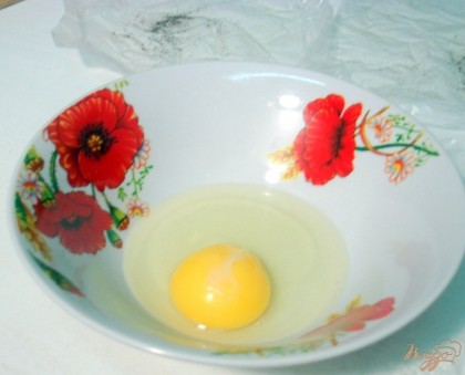 В тарелку выбейте яйцо.