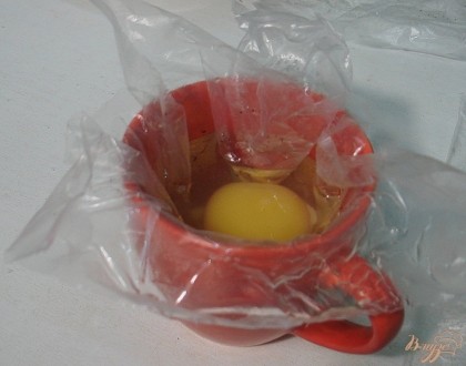 Аккуратно яйцо перелейте в чашечку.