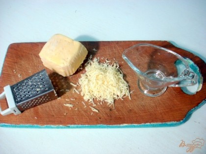Натираем сыр для соуса