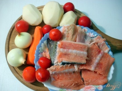 Для супа нам понадобится рыба, или рыбные обрезки, картофель, лук, морковь.