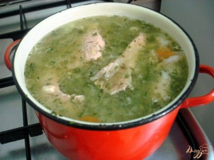Когда картофель покипит минут 15, в суп добавим рыбу.