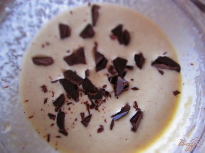  В тесто добавим поломанные кусочки шоколада, куркуму и хорошо перемешать.
