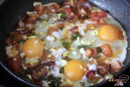 Вбить яйца, посыпать зел.луком + солью. Подержать под закрытой крышкой до желаемой консистенции (от 3 мин. и более)