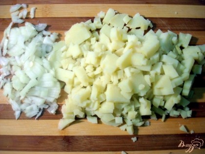 Картофель и лук мелко нарезаем.