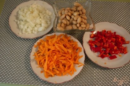 Очистите все овощи. Морковь натереть на терку. Лук репчатый, сельдерей, болгарский перец нарезать мелко.