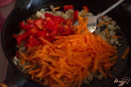 На сковороде обжарьте репчатый лук, добавьте болгарский перец и морковь.