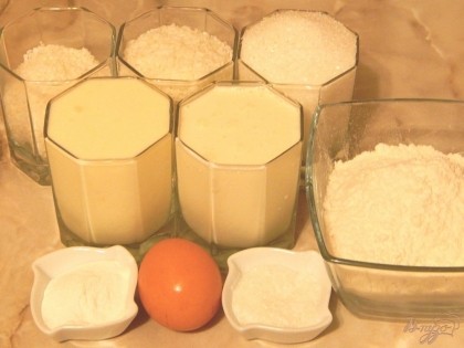 Для пирога нам понадобится мука, сахар, кокосовая стружка, кефир, сливки, разрыхлитель, ванильный сахар, яйцо. В кефир высыпаем 2 вида сахара и яйцо.