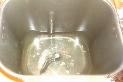В ведёрко наливаем тёплую кипячёную воду, добавляем соль и масло.