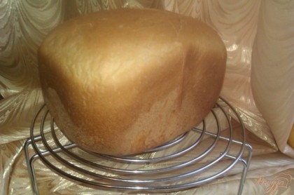 Готовый хлеб охлаждаем на решётке.
