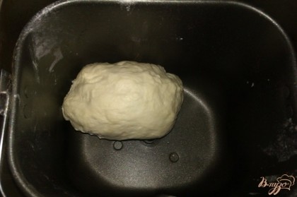 Включеам хлебопечку и она начинает замешивать, а затем выпекать хлеб.