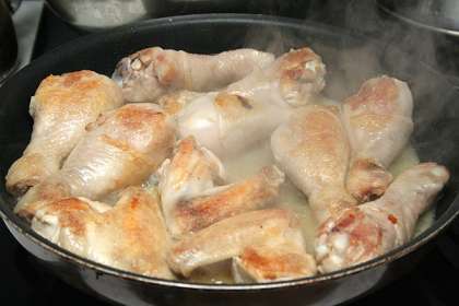 Куриные ножки и крылья вымыть, тщательно обсушить. Обрезать у крыльев часть, где практически нет мяса.