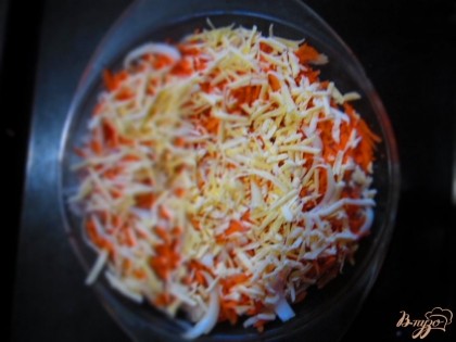 Филе минтая нарезать кусочками толщиной 2-2,5 см. Посолить и поперчить по вкусу. Выложить на смазанную маслом форму.Морковь немного посолить и выложить поверх рыбы. На морковь положить лук и посыпать все тертым сыром. Залить майонезом и поставить в нагретую духовку. Запекать при 200 градусах около 30-40 минут.
