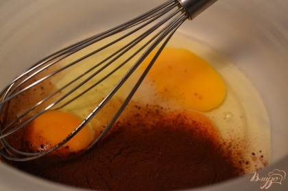Яйца, соль  и какао порошок взбить венчиком.