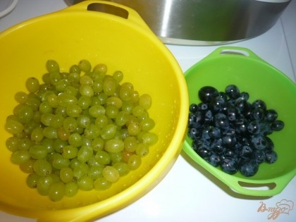 Обрываю виноград с гроздей. Еще раз промываю.