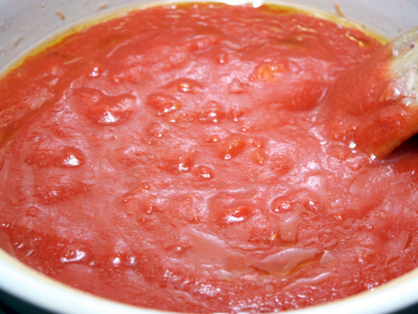 Теперь нужно приготовить соус. Для этого можно взять свежие помидоры либо готовое томатное пюре. Если вы будете использовать свежие помидоры, на них нужно слегка надрезать кожицу и опустить в кипяток на 1-2 минуты. После этого помидоры легко очистятся и их можно будет измельчить для соуса.<p>В кастрюле нагреваем томат, добавляем немного соли и доводим до кипения.