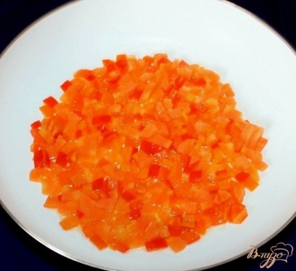 В сковороду налить немного растительного масла, выложить морковь, болгарский перец и обжарить.