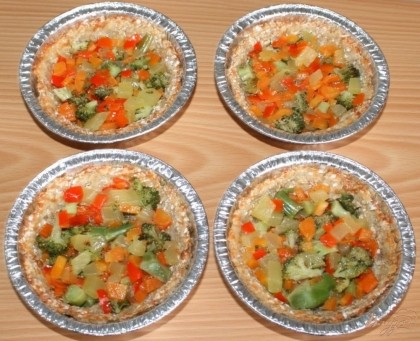В тарталетки в формочках выложить обжаренные овощи.