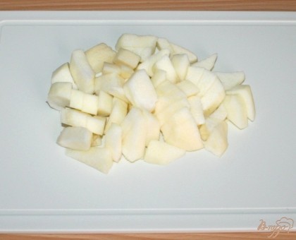 Яблоко очистить от кожуры и семян и нарезать на мелкие кусочки.