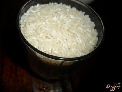 Рис промыть и отварить в воде 5-8 минут, промыть под голодной водой.