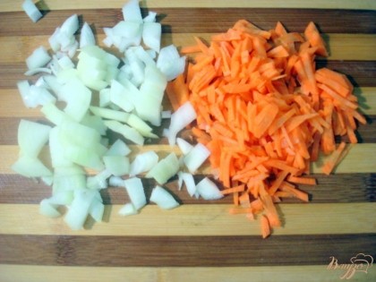 Мелко нарезаем лук и морковь и ставим их пассероваться на растительном масле.