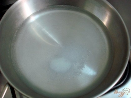 Двести пятьдесят миллилитров  воды вылейте в кастрюльку, добавьте соль, доведите до кипения.