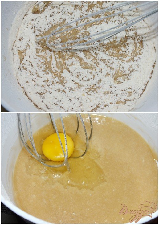 В кастрюльке нагреть воду, растворить в ней сахар и мед, довести до кипения, если появится пена - снять ее. Когда сироп остынет до 80* всыпать половину муки. Добавить растопленное масло, яйцо, соду и пряности ( я брала корицу). Хорошо размешать.