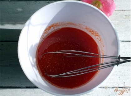 Томатный сок смешать с сахаром и ванилином, добавить растительное масло. Перемешать венчиком.