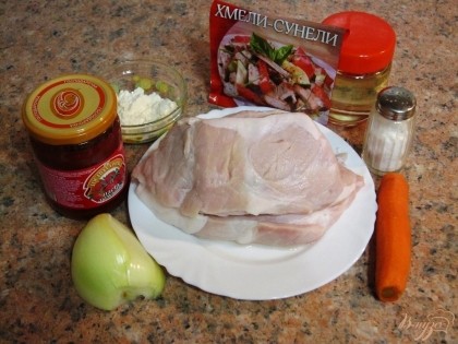 Подготовить продукты: мясо помыть и обсушить, морковь и лук очистить и помыть.