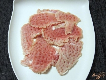 Молоточком хорошо отбить пластинки мяса.