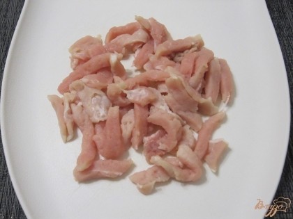 Нарезать мясо тонкими полосками длиной 2-3 см.