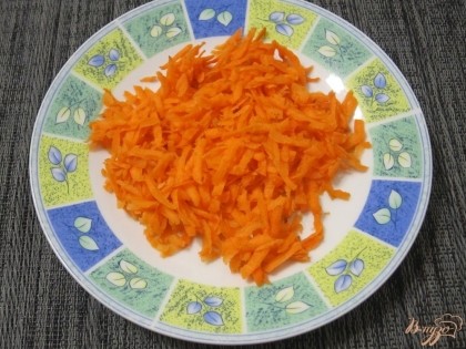 На крупной терке натереть морковь.