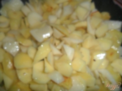 Картофель почистить, покрошить в сковороду с растительным маслом и жарить под крышкой 5-7 минут.
