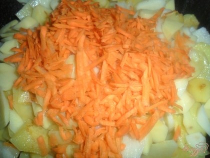 Через 5-7 минут добавить натертую на крупной терке морковь.