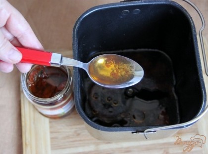 Добавить ол. масло или масло из-под вяленых помидоров, ароматизированное. Если масло - простое, мелко нарежьте кусочки помидоров в тесто.