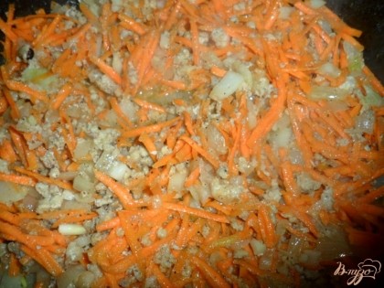 Мясной фарш отправляем на сковородку. к нему трем на крупной терке морковку и режем крупно лук, солим перчим и обжариваем до готовности фарша.