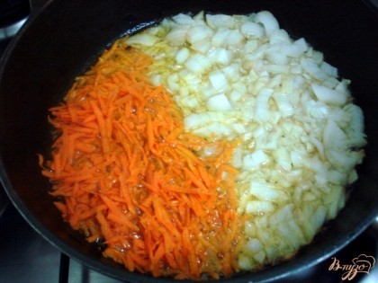 Лук мелко нарезаем, морковь натираем и ставим пассероваться на растительном масле.