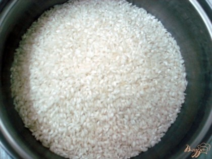 Рис промываем, заливаем 350 миллилитрами воды, варим 10 минут и выключаем.Охлаждаем.