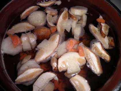 Налить в кастрюлю воду, добавить грибы, морковь и картофель