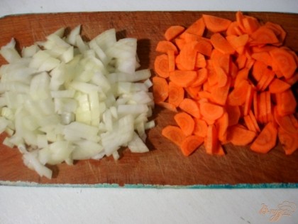 Морковь и лук мелко нарезаем и пассеруем на растительном масле.