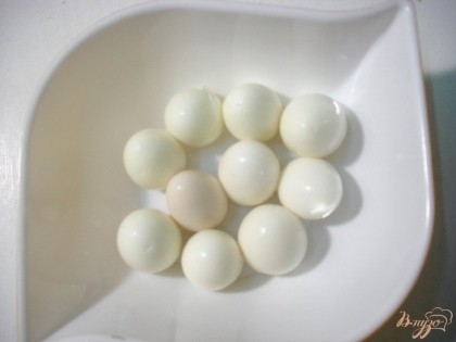 Яйца варят кипящей воде 3-4 минуты.Охлаждают в холодной воде, чистят.