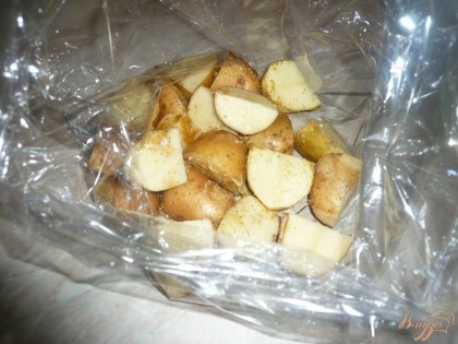Картофель со специями надо выложить в пакет для запекания.