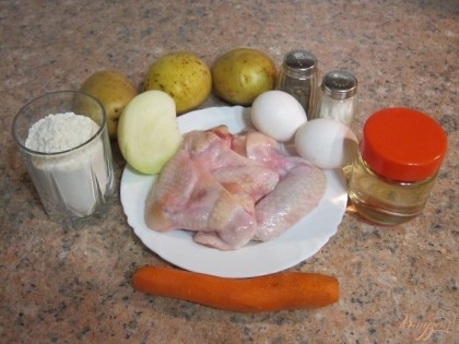 Сначала подготовить продукты. Куриные крылышки помыть и разрезать пополам. Овощи помыть.