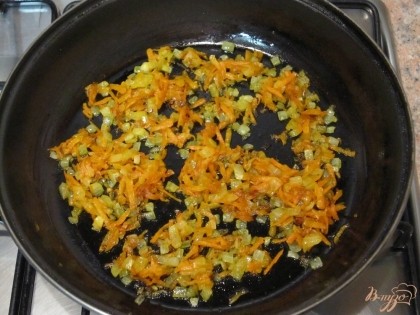 Обжарить на растительном масле лук с морковью.
