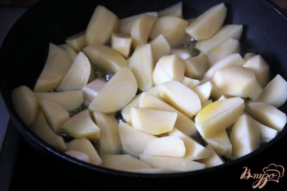 Очистить, помыть и нарезать дольками (брусочками) картофель. Хорошо разогреть масло! Выложить картофель и жарить до румяности, но полуготовности. Если Вы не соблюдаете Пост и не веган, то можно смешать 2 вида масла: оливковое и сливочное. Сливочное масло придаст и корочку и привкус.